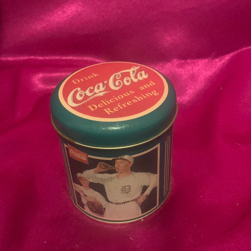 Coca-cola baseball tin with lid . Excellent condition